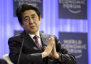 아베신조(AbeShinzo/정치인/일본총리)
다보스포럼에 참석 중인 아베 신조(安倍晋三) 일본 총리는 22일(현지시간) “아쉽게도 박 대통령과 악수할 기회가 없었다”고 말했다. 일본 총리로서는 처음으로 다보스포럼에서 기조연설을 한 뒤 각국 언론사 간부들을 만난 자리에서다.