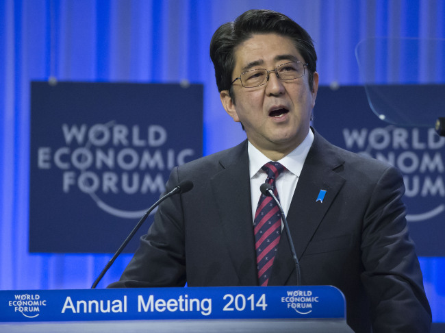 아베신조(AbeShinzo/정치인/일본총리)
일본의 우경화 행보와 ‘아베노믹스’가 세계경제포럼(WEFㆍ일명 다보스포럼)에서 시험대에 올랐다.