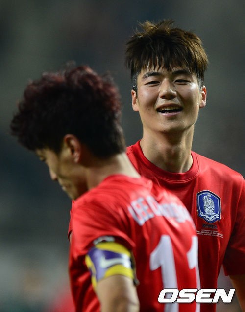 이청용(좌부터/축구선수/볼튼원더러스FC/미드필더),기성용(축구선수/선덜랜드AFC미드필더)
29년 만에 리그컵 결승에 진출한 선더랜드의 중심에는 ‘키 맨(Key Man)’ 기성용이 있었다. 기성용이 1도움과 승부차기의 맹활약을 앞세워 팀을 리그컵 결승에 올려 놓았다.