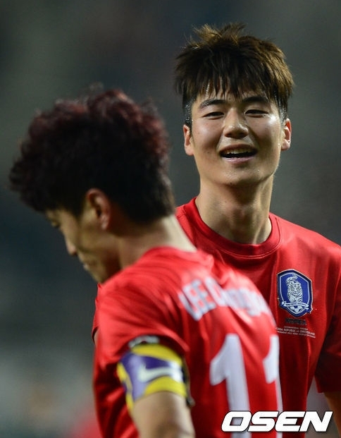 이청용(좌부터/축구선수/볼튼원더러스FC/미드필더),기성용(축구선수/선덜랜드AFC미드필더)
기성용의 맹활약으로 잉글랜드 프리미어리그 선더랜드가 29년만에 리그컵 결승에 진출한 가운데 현지 언론들도 기성용의 활약을 높이 평가했다.