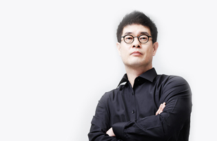 강신주(철학자)
사회를 향한 날카로운 돌직구로 경각심을 불러일으켜온 스타인문학자 강신주가 최근 수위가 높아지는 걸그룹의 선정성을 놓고 “소아병적 관음증 사회”라고 강도높게 비판했다.