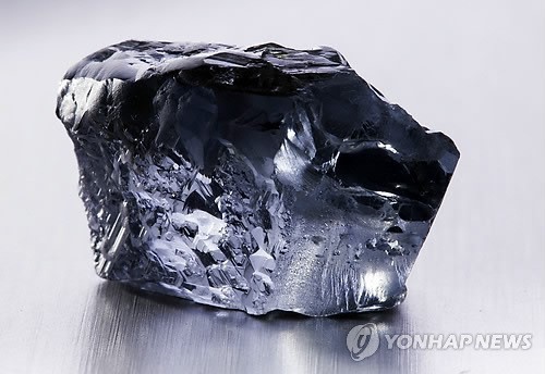 Blue diamond (Yonhap News)