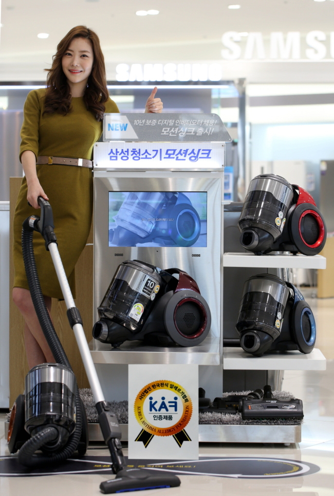 모델이 삼성전자 청소기 ‘모션싱크’를 소개하고 있다. ‘모션싱크'는 최근 한국천식알레르기협회(KAF)로부터 알레르기환자 가정의 환경 관리에 도움이 된다고 인증을 받았다. ［사진제공=삼성전자］