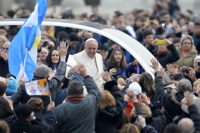 Pope Francis greets the crowd as he arrives for his general audience at St. Peter’s square at the Vatican on Wednesday.   AFP-Yonhap News