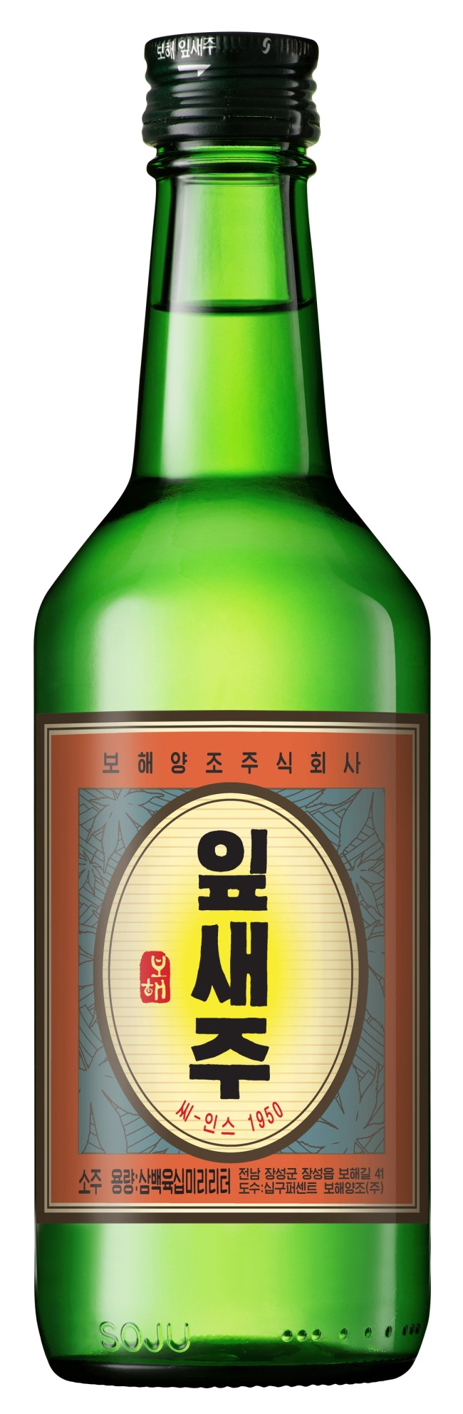 보해는 중 장년층에게는 옛 추억과 향수를 불러일으키는 동시에 젊은 층에게는 이색적인 재미와 볼거리를 제공하는 복고풍 디자인을 입은 ‘잎새주 한정판’을 출시한다고 23일 밝혔다.
잎새주 출시 12주년을 기념해 선보인 이번 ‘잎새주 한정판’은 70~80년대풍 라벨을 제품 전 후면에 부착하고, 알코올 도수와 용량을 한글로 표기해 70년대 제품을 그대로 재현한 것이 특징이다.