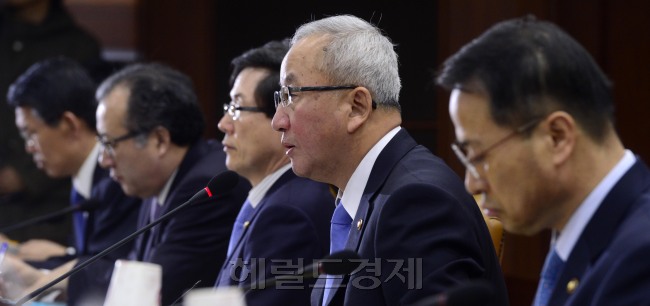 현오석 경제부총리 겸 기획재정부장관이 23일 오전 서울 세종로 정부서울청사에서 대외경제장관회의를 주재하고 있다. 현 부총리는 모두발언에서 지난 22일 정보유출 책임에 대한 발언에 대해서 소비자전가 의도가 없다고 말하고 또한 글로벌 엔저 현상에 대비해야 한다고 밝혔다. 박해묵 기자/mook@heraldcorp.com