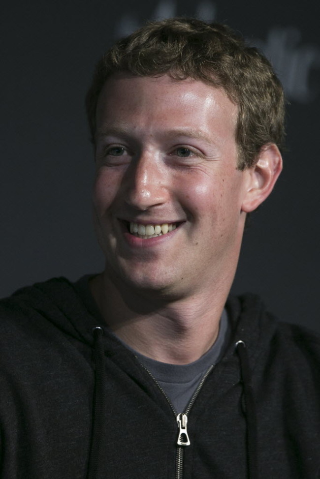 마크주커버그(MarkZuckerberg/기업인/페이스북CEO)
EAST PALO ALTO, California (AP) ― Facebook CEO Mark Zuckerberg and his wife are donating $5 million to help expand a community health center in Silicon Valley.
Facebook CEO Mark Zuckerberg.   Bloomberg