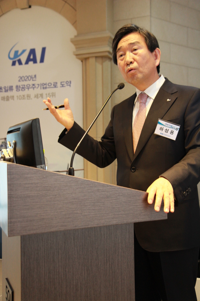 하성용(기업인/한국항공우주산업대표이사사장/한국항공우주산업진흥협회회장)
Ha Sung-yong, CEO of Korea Aerospace Industries, the country’s sole aircraft manufacturer, expressed his confidence in winning the upcoming U.S. Air Force T-X project that involves replacing outdated trainers.
KAI CEO Ha Sung-yong presents the firm’s 2020 growth vision in an IR session, held in Yeouido, Seoul, Wednesday.   KAI