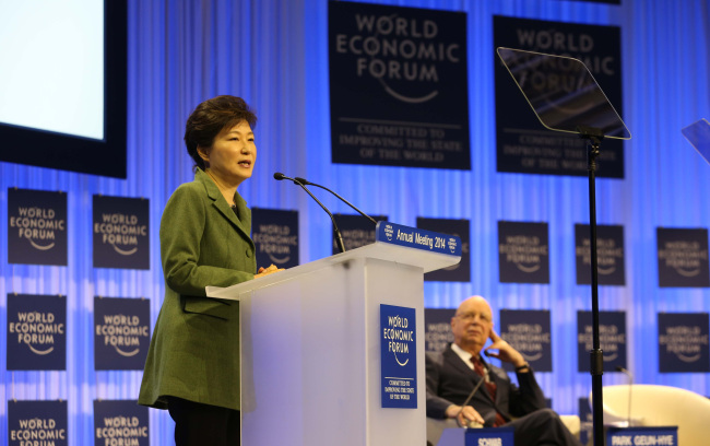 박근혜(대통령/대한민국대통령)
BERN (Yonhap News) ― South Korean President Park Geun-hye headed home from a trip to India and Switzerland Wednesday after winning New Delhi’s commitment to open the world’s second-most populous market wider to Korean businesses and a Swiss promise to share its know-how in vocational education.
President Park Geun-hye delivers a keynote speech at the 2014 annual meeting of the World Economic Forum in Davos, Switzerland, Wednesday.   Yonhap News
