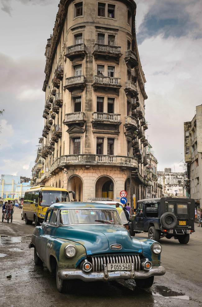 Cars drive along a street in Havana, Cuba.   AFP-Yonhap News