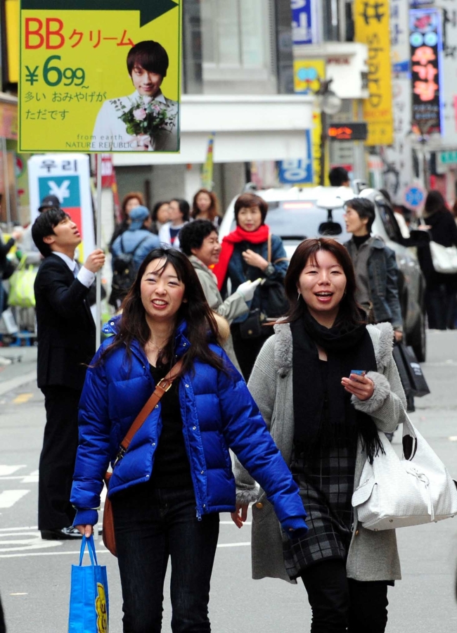 Japanese tourists walk past the Myeong-dong shopping mall in Seoul.
The Korea Herald