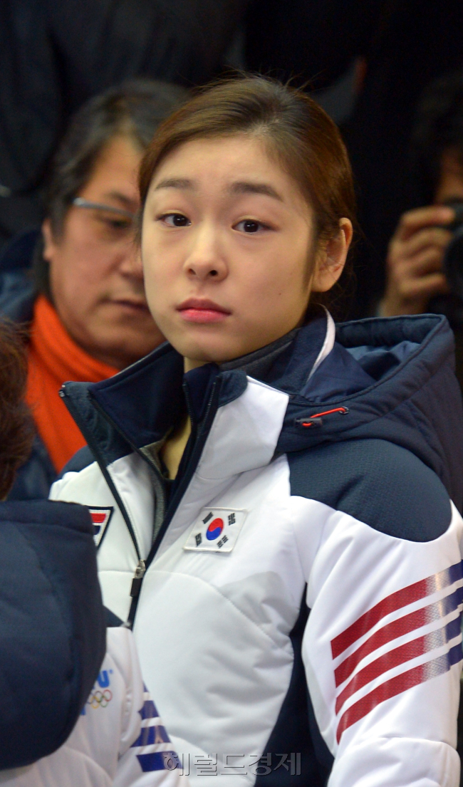 김연아(스케이트선수)
23일 오후 3시 태릉선수촌 챔피언하우스에서 소치동계올림픽 선수단 결단식이 열렸다. 이날 결단식에는 스피드스케이팅, 피겨스케이팅, 알파인, 스키점프, 프리스타일, 스노보드, 바이애슬론, 봅슬레이 스켈레톤 등 총 79명의 선수들이 참석했다.