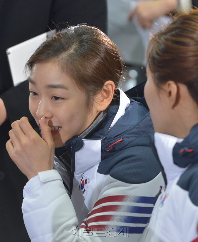 김연아(스케이트선수)
23일 오후 3시 태릉선수촌 챔피언하우스에서 소치동계올림픽 선수단 결단식이 열렸다. 이날 결단식에는 스피드스케이팅, 피겨스케이팅, 알파인, 스키점프, 프리스타일, 스노보드, 바이애슬론, 봅슬레이 스켈레톤 등 총 79명의 선수들이 참석했다.