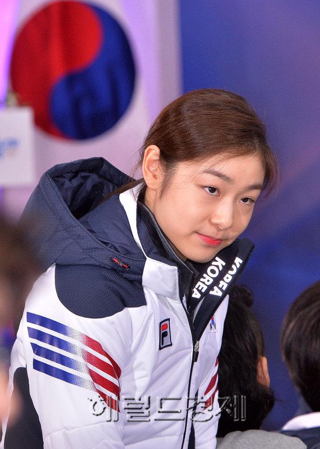 김연아(스케이트선수)
대한체육회(회장 김정행)가 23일 오후 서울 태릉선수촌 챔피온하우스에서 정홍원 국무총리, 유진룡 문화체육관광부장관등이 참석한 가운데 제22회 소치동계올림픽대회 대한민국 선수단 결단식이 열렸다. 김연아 선수가 참석자들에게 인사를 하고 있다.