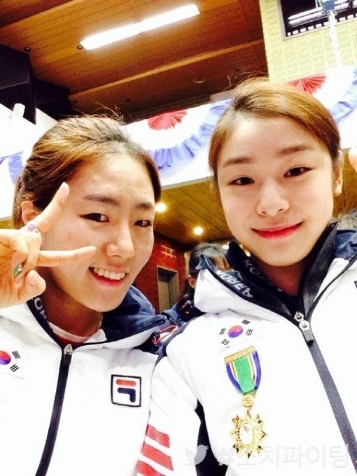 이상화(좌부터/스케이트선수/서울시청),김연아(스케이트선수)
피겨 스케이팅 선수 김연아(24·올댓스포츠)와 스피드 스케이트 선수 이상화(25·서울시청)의 셀카가 공개돼 화제다.