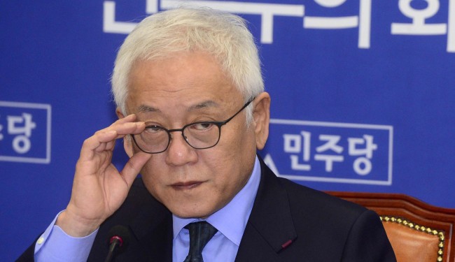 김한길 민주당 대표가 23일 오전 서울 여의도 국회에서 열린 민주당 최고위원회의에서 모두발언을 하고 있다. 박해묵 기자/mook@heraldcorp.com