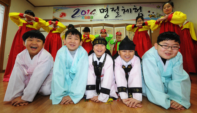 <YONHAP PHOTO-1370> 즐거운 설 명절 체험 (안산=연합뉴스) 14일 경기도 안산시 단원구 고잔동 안산시행복예절관에서 외국에서 태어나 부모 결혼 등으로 우리나라에 들어온 러시아와 우즈베키스탄 중도입국자녀들이 윷놀이와 세배를 배우며 즐거운 한 때를 보내고 있다. 2014.1.14 << 경기신문 제공 >> drops@yna.co.kr http://blog yonhapnews co kr/geenang/2014-01-14 16:25:03/ <저작권자 ⓒ 1980-2014 ㈜연합뉴스. 무단 전재 재배포 금지.>
Children of multicultural families learn how to perform “sebae” during an event organized by Ansan, Gyeonggi Province, on Jan. 14. Sebae is a deep, kneeling bow performed by younger members of a family to the elders that takes place on the morning of Lunar New Year’s Day.   Yonhap