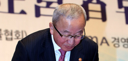 현오석(장관/정무직공무원/기획재정부장관부총리)
The nation’s chief economic policymaker made another public apology on Friday to contain mounting public anger over his comments on the worst-ever data leak by three local credit cards.
Finance Minister Hyun Oh-seok