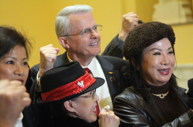 State Sen. Richard Black (second from right) poses for the camera with Korean-Americans at the State Capitol in Richmond, Virginia, on Thursday after the vote on SB2, requiring approved textbooks in Virginia to use both terms of the Sea of Japan and the East Sea. The bill, coauthored by Sen. Dave Marsden, passed 31-4.   Yonhap
