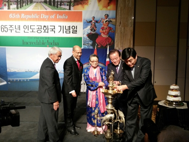 Indian Ambassador to South Korea Vishnu Prakash (second from left) and Dato Haji Harun Ismail (left), Bruneian ambassador and dean of the diplomatic corps in Korea, are joined by local dignitaries in lighting a ceremonial candle during a reception celebrating India’s 65th Republic Day in Seoul on Thursday.   Philip Iglauer/The Korea Herald
