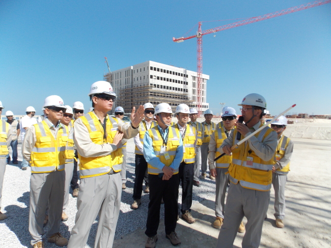 Trade, Industry and Energy Minister Yoon Sang-jick (center), Korea Electric Power Corp. CEO Cho Hwan-eik (left in the first row) and other officials look around Friday the construction site of a nuclear power plant being built by a KEPCO-led consortium in Barakah, United Arab Emirates.   KEPCO