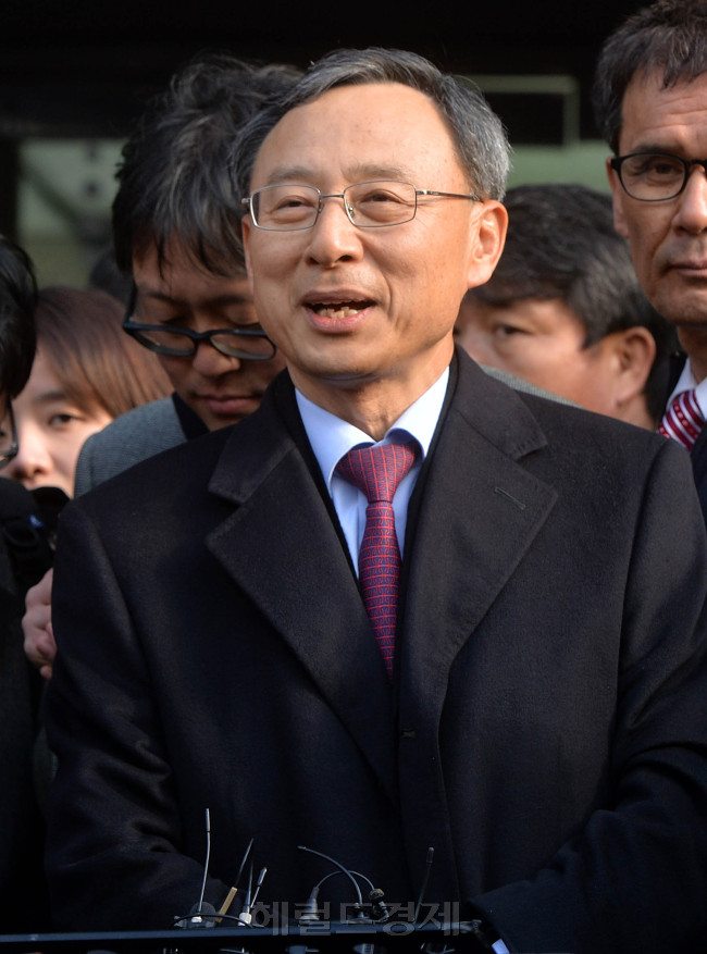 황창규 KT회장 내정자가 18일 오후 서울 광화문 KT사옥에 들러 기자들의 질문을 받고 있다.<br />이상섭 기자 babtong@heraldcorp.com 2013.12.18
황창규 KT회장 내정자가 18일 오후 서울 광화문 KT사옥에 들러 기자들의 질문을 받고 있다.
이상섭 기자 babtong@heraldcorp.com 2013.12.18
황창규 KT회장 내정자가 18일 오후 서울 광화문 KT사옥에 들러 기자들의 질문을 받고 있다.
이상섭 기자 babtong@heraldcorp.com 2013.12.18