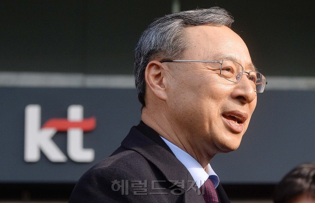 황창규 KT회장 내정자가 18일 오후 서울 광화문 KT사옥에 들러 기자들과 인사를 하고 있다.<br />이상섭 기자 babtong@heraldcorp.com 2013.12.18
황창규 KT회장 내정자가 18일 오후 서울 광화문 KT사옥에 들러 기자들과 인사를 하고 있다.
이상섭 기자 babtong@heraldcorp.com 2013.12.18
황창규 KT회장 내정자가 18일 오후 서울 광화문 KT사옥에 들러 기자들과 인사를 하고 있다.
이상섭 기자 babtong@heraldcorp.com 2013.12.18