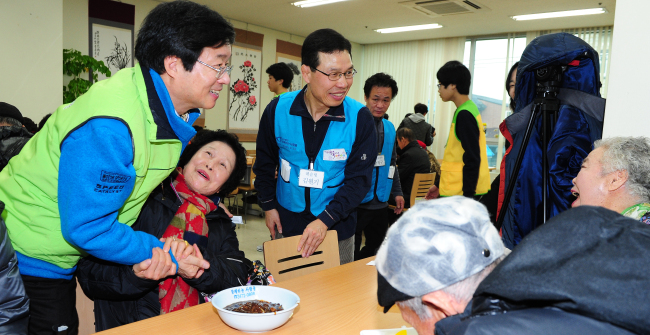 <YONHAP PHOTO-0809> 스포츠봉사단 자장면 나눔행사 (수원=연합뉴스) 스포츠 스타들로 구성된 스포츠봉사단이 지난 25일 경기도 수원시 권선구 세류동 버드내노인복지관에서 어르신에게 자장면을 대접하는 행사를 개최, 올림픽 레슬링 금메달리스트 김원기(가운데)씨와 염태영 수원시장(왼쪽) 등이 어르신을 위해 자장면을 배달하고 있다. 2014.1.26 << 수원시 제공 >> drops@yna.co.kr http://blog.yonhapnews.co.kr/geenang/2014-01-26 14:01:55/Media Only <저작권자 ⓒ 1980-2014 ㈜연합뉴스. 무단 전재 재배포 금지.>
<YONHAP PHOTO-0809> 스포츠봉사단 자장면 나눔행사 (수원=연합뉴스) 스포츠 스타들로 구성된 스포츠봉사단이 지난 25일 경기도 수원시 권선구 세류동 버드내노인복지관에서 어르신에게 자장면을 대접하는 행사를 개최, 올림픽 레슬링 금메달리스트 김원기(가운데)씨와 염태영 수원시장(왼쪽) 등이 어르신을 위해 자장면을 배달하고 있다. 2014.1.26 << 수원시 제공 >> drops@yna.co.kr http://blog.yonhapnews.co.kr/geenang/2014-01-26 14:01:55/Media Only <저작권자 ⓒ 1980-2014 ㈜연합뉴스. 무단 전재 재배포 금지.>
<YONHAP PHOTO-0809> 스포츠봉사단 자장면 나눔행사 (수원=연합뉴스) 스포츠 스타들로 구성된 스포츠봉사단이 지난 25일 경기도 수원시 권선구 세류동 버드내노인복지관에서 어르신에게 자장면을 대접하는 행사를 개최, 올림픽 레슬링 금메달리스트 김원기(가운데)씨와 염태영 수원시장(왼쪽) 등이 어르신을 위해 자장면을 배달하고 있다. 2014.1.26 << 수원시 제공 >> drops@yna.co.kr http://blog.yonhapnews.co.kr/geenang/2014-01-26 14:01:55/Media Only <저작권자 ⓒ 1980-2014 ㈜연합뉴스. 무단 전재 재배포 금지.>