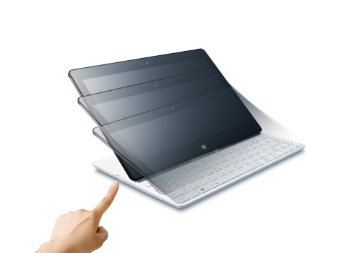 태블릿PC와 노트북이 결합된 ‘컨버터블PC’가 바로 그것. 특히, LG ‘탭북’은 아이디어와 차별화된 기술이 돋보이는 ‘오토 슬라이딩’(Auto-Sliding) 방식을 채택해 대표적인 컨버터블 PC로 손꼽히고 있다. 평소 터치화면을 활용해 태블릿처럼 사용하다가 문서작성 시 측면 ‘오토슬라이딩’ 버튼을 누르면 화면이 비스듬히 올라가며 키보드가 노출, 노트북과 같이 타이핑을 할 수 있는 제품이다.