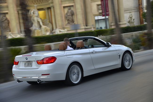 도마고이 두케쉬 BMW 차량 외관 디자인 총괄은 BMW 4시리즈에 대해 “루프(지붕)가 열린 상태에서 요트의 느낌을 전달하려고 했다”고 힘줘 말했다. 실제 BMW는 컨버터블을 개발할 때 소형, 중형 럭셔리 요트의 디자인과 느낌을 반영하기 위해 노력한다.
‘하늘을 품을 수 있는’ 컨버터블 특유의 경쟁력을 바탕으로 바다 위를 미끄러지며 주변의 아름다운 풍광을 즐길 수 있는 요트의 장점을 결합하기 위해서다.