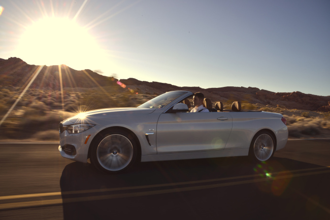 도마고이 두케쉬 BMW 차량 외관 디자인 총괄은 BMW 4시리즈에 대해 “루프(지붕)가 열린 상태에서 요트의 느낌을 전달하려고 했다”고 힘줘 말했다. 실제 BMW는 컨버터블을 개발할 때 소형, 중형 럭셔리 요트의 디자인과 느낌을 반영하기 위해 노력한다.
‘하늘을 품을 수 있는’ 컨버터블 특유의 경쟁력을 바탕으로 바다 위를 미끄러지며 주변의 아름다운 풍광을 즐길 수 있는 요트의 장점을 결합하기 위해서다.