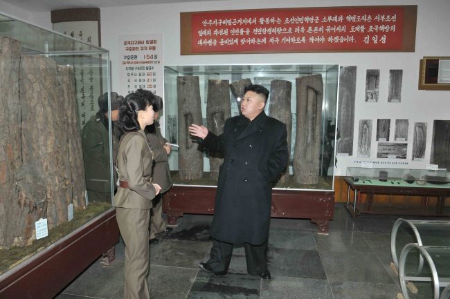 North Korean leader Kim Jong-un gives instructions to an official at the Madusan revolutionary battlefield, in this photo released on Jan. 23 by North Korea’s Central News Agency.   Yonhap
North Korean leader Kim Jong-un gives instructions to an official at the Madusan revolutionary battlefield, in this photo released on Jan. 23 by North Korea’s Central News Agency.   Yonhap