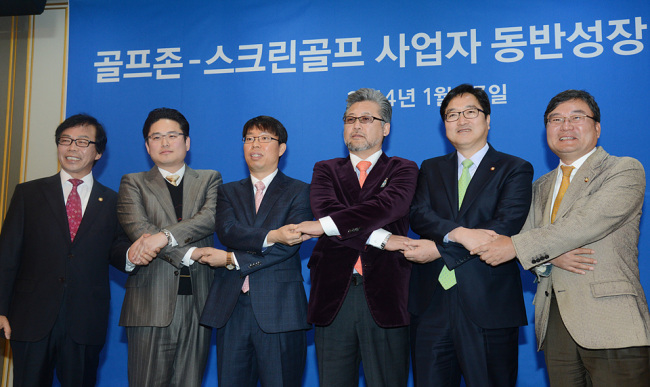 사진왼쪽부터 새누리당 이완영 의원, 골프존 사업주 대표 권유식, 골프존 장성원 전무, 한국시뮬레이션골프문화협회 연대성 회장, 민주당 최고의원 우원식의원, 민주당 이상직의원