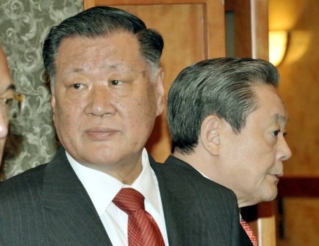 Hyundai Motor Group chairman Chung Mong-koo (left) and Samsung Electronics chairman Lee Kun-hee.   The Korea Herald