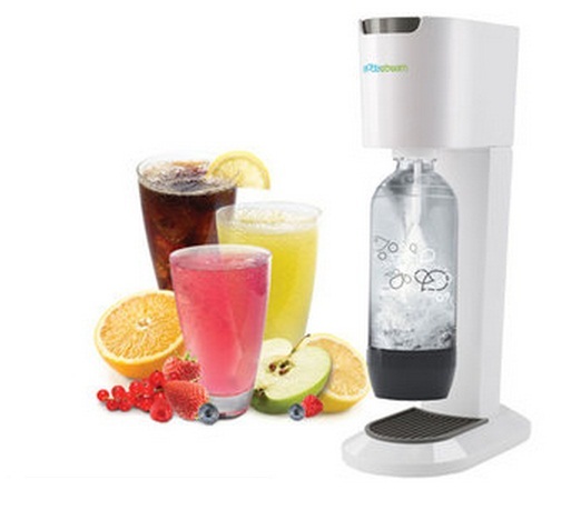 소다스트림의 스트림2(14만9000원)는 물을 채운 전용 페트병와 탄산실린더를 본체 앞뒤로 연결한 뒤 작동시키면 막대를 통해 탄산이 주입되어 손쉽게 집에서 탄산수를 만들 수 있다. 시럽을 넣고 음료를 만들거나 스파클링 와인도 만들 수 있다.