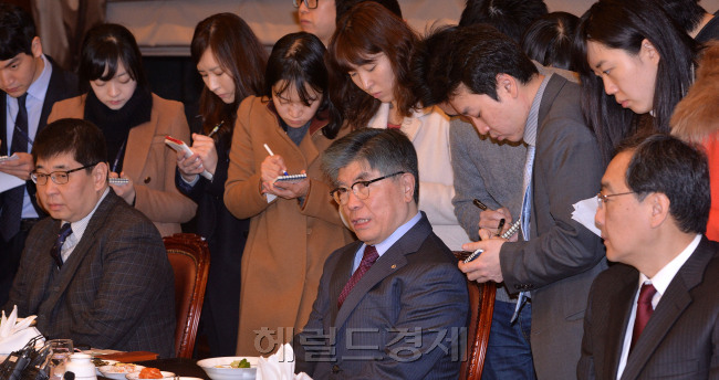 김중수 한국은행 총재가 28일 오전 서울 중구 한국은행 소회의실에서 열린 경제동향간담회에 참석, 모두발언을 하고 있다.<br />이상섭 기자. babtong@heraldcorp.com 2014.01.28
김중수 한국은행 총재가 28일 오전 서울 중구 한국은행 소회의실에서 열린 경제동향간담회에 참석, 모두발언을 하고 있다.
이상섭 기자. babtong@heraldcorp.com 2014.01.28