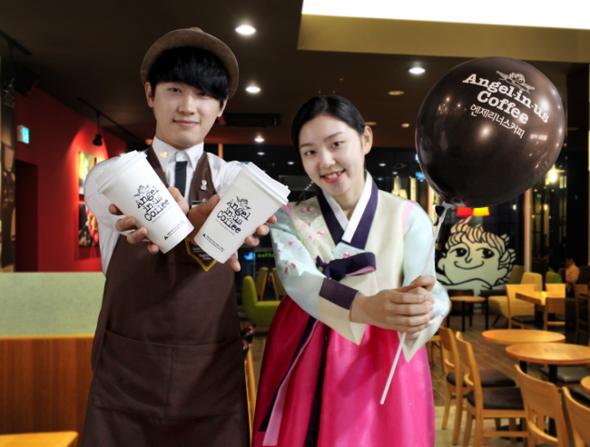 정통 에스프레소 전문점 엔제리너스커피(대표 노일식, www.angelinus.co.kr)가 민족 대명절인 설을 맞아 귀성객들을 위한 ‘무료 커피 시음회’를 실시한다.
‘무료 커피 시음회’는 본격적인 귀성이 시작되는 29일 서울역 KTX 입구, 대전역, 광주역 총 3개 역사에서 진행된다.
서울역과 대전역에서는 오후 2시부터 4시까지 각각 3000잔의 커피가 제공되며 광주역의 경우 오후 4시부터 7시까지 1000잔의 커피를 준비해 귀성객들에게 총 7000잔의 따뜻한 아메리카노가 전달될 예정이다.