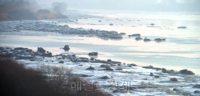날씨가 풀린 28일 오전 임진강 강물이 녹아 유빙이 떠다니고 있다.<br />김명섭 기자 msiron@heraldcorp.com
날씨가 풀린 28일 오전 임진강 강물이 녹아 유빙이 떠다니고 있다.
김명섭 기자 msiron@heraldcorp.com