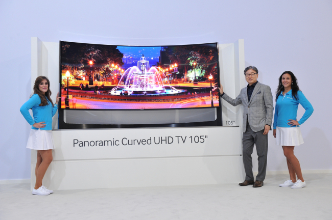 삼성‘유럽포럼’에 등장한 105인치 커브드 UHD TV