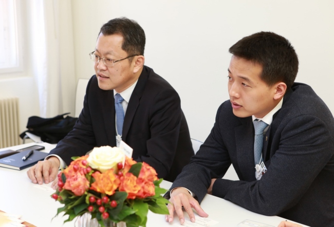 Hanwha Q-Cells CEO Charles Kim (left) and Kim Dong-kwan, the firm’s chief strategy officer, attend a press meeting on the future prospects of Hanwha’s solar power business at the 2014 WEF annual meeting.   Hanwha Group