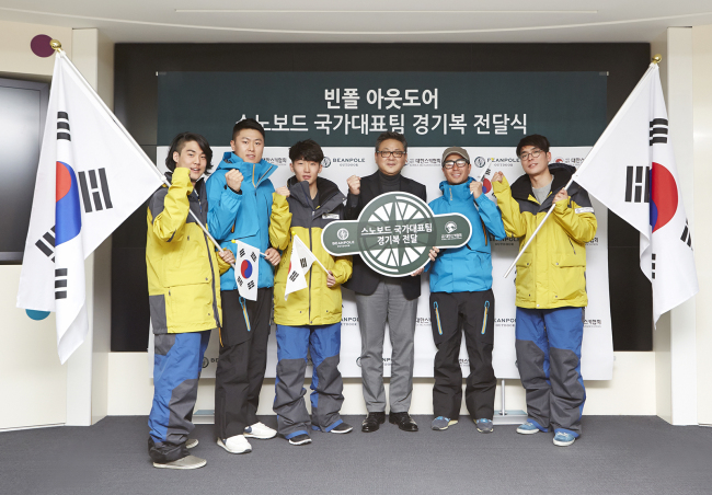삼성에버랜드 패션부문 빈폴아웃도어가 28일 오전, 종로구 수송동 삼성에버랜드 패션사옥에서 2014년 대한스키협회 스노보드 국가대표팀의 공식경기복을 전달하는 행사를 가졌다. (가운데) 빈폴사업부장 배재현 상무, (왼쪽부터) 스노보드 국가대표팀의 김호준, 김상겸, 이광기 선수, 김수철, 이상헌 코치가 행사에 참석해 선수들의 선전을 기원하고 있다.
[사진제공=삼성에버랜드]