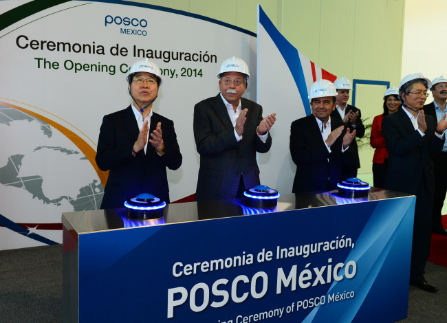 (From left) POSCO CEO Chung Joon-yang, Tamaulipas Gov. Egidio Torre Cantu and Secretary of Economy Ildefonso Guajardo applaud during the opening ceremony of the steelmaker’s new plant in Altamira, Tamaulipas state, Mexico, Tuesday.   POSCO