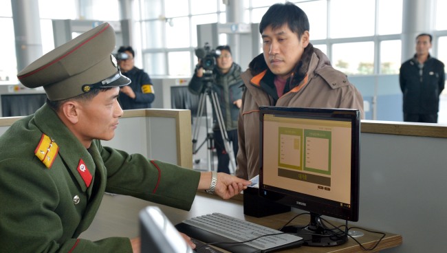 A South Korean businessman uses a newly introduced electronic identification system at a customs and immigration office in Gaeseong before entering a joint factory park in the North Korean border city Tuesday.   Kim Myung-sub/The Korea Herald