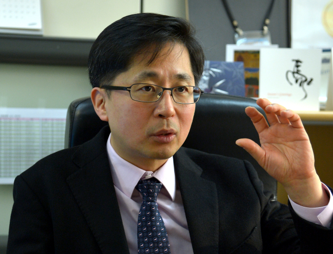 Professor Song Jae-yong of Seoul National University speaks to The Korea Herald at his office in Seoul.     Yoon Byung-chan/The Korea Herald