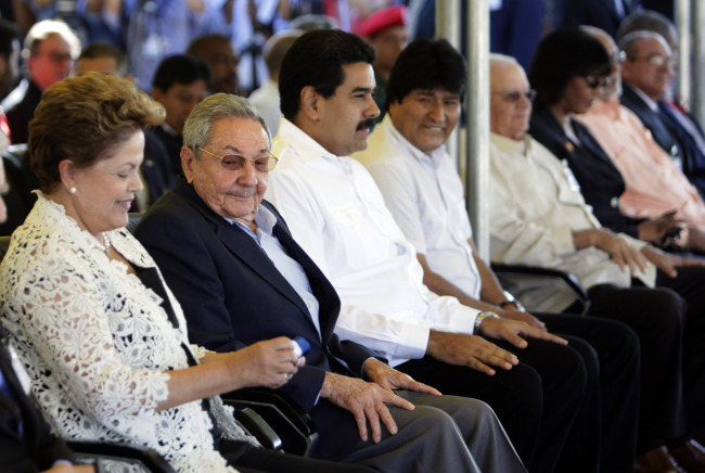 (From left) Brazil’s President Dilma Rousseff, Cuba’s President Raul Castro, Venezuela’s President Nicolas Maduro and Bolivia’s President Evo Morales attend the inauguration ceremony of the first phase of a port overhaul project in Mariel, Cuba, Monday.   AP-Yonhap