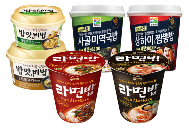 간편하게 그리고 맛깔스럽게…블루오션으로 각광받는 컵밥시장=컵 형태의 즉석밥이 속속 등장하고 있다. 컵밥은 조리가 간편할 뿐 아니라 반찬을 따로 준비할 필요가 없는 간편성 때문에 식사대용으로 인기 상한가다. 지난해부턴 컵라면처럼 뜨거운 물만 부으면 바로 먹을 수 있는 새로운 형태의 컵밥이 등장하며 블루칩으로 주목받고 있다.