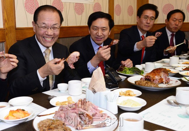 황우여 새누리당 대표를 비롯한 지도부가 28일 서울 여의도 한 오리 음식점에서 오리고기를 먹고 있다. 이 행사는 최근 발생한 조류독감으로 인해 오리 농가가 어려움을 겪자 소비촉진을 위해 행해졌다.이길동기자.gdlee@-
황우여 새누리당 대표를 비롯한 지도부가 28일 서울 여의도 한 오리 음식점에서 오리고기를 먹고 있다. 이 행사는 최근 발생한 조류독감으로 인해 오리 농가가 어려움을 겪자 소비촉진을 위해 행해졌다.이길동기자.gdlee@-
“오리 안심하고 드세요”