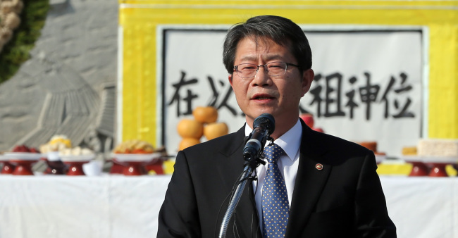 Seoul’s Unification Minister Ryoo Kihl-jae delivers a speech during an annual event to encourage people who miss their hometowns in North Korea at Imjingak in Paju, Gyeonggi Province, on Friday. (Yonhap)