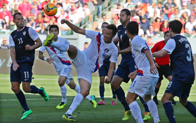 Korea striker Kim Shin-wook attempts a shot on goal against the U.S. on Saturday.   Yonhap