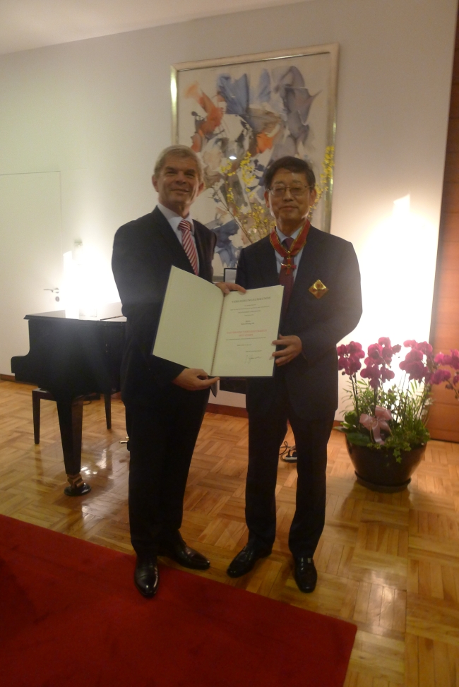 German Ambassador to South Korea Rolf Mafael (left) and former Prime Minister Kim Hwang-sik hold the certificate that accompanies the Knight Commander’s Cross of the Order of Merit of the Federal Republic of Germany, that Kim received at the ambassador’s residence in Seongbuk-dong in Seoul on Jan. 23.   German Embassy